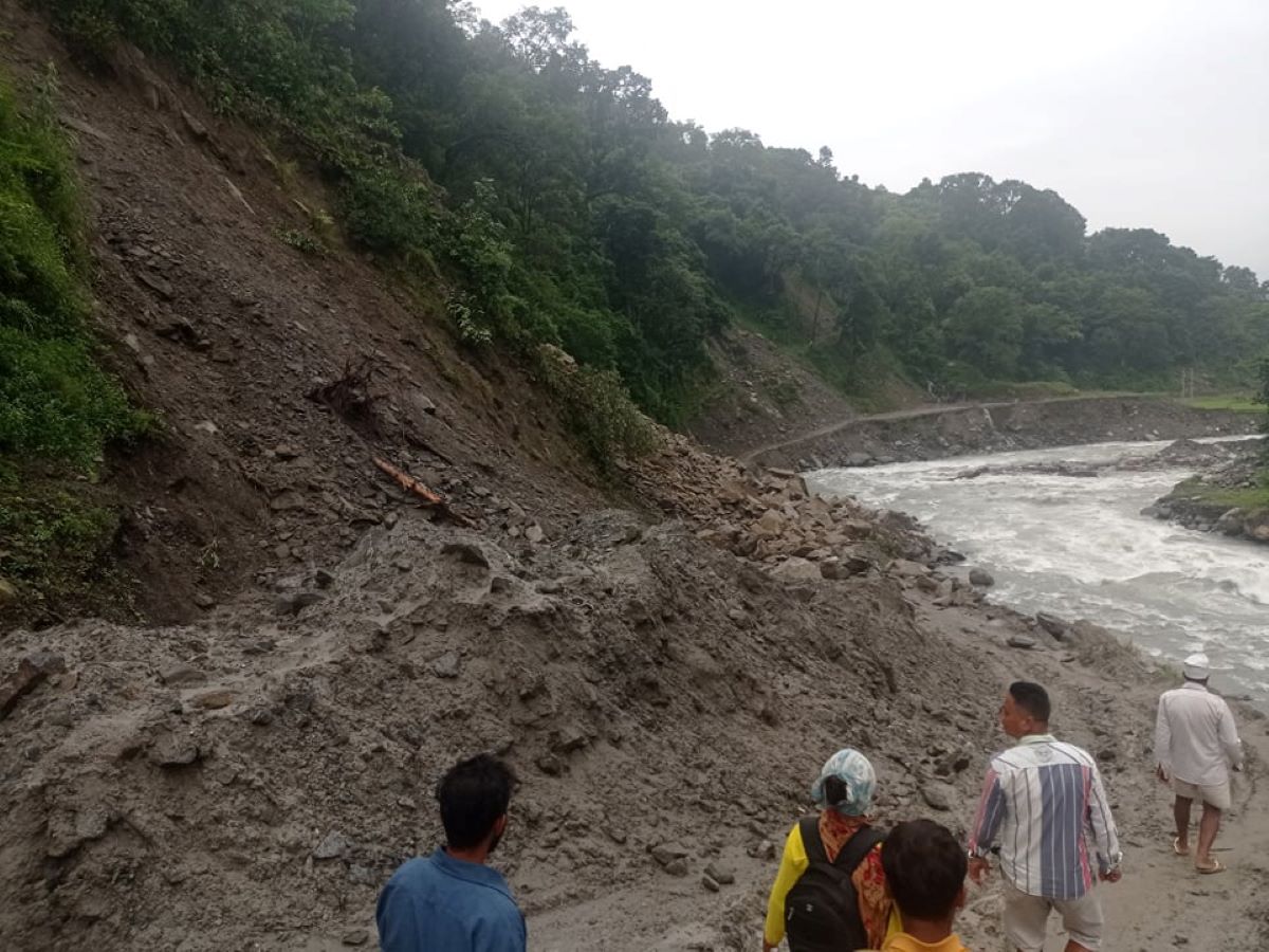 इन्द्रावती ड्याम छेउमा निरन्तर पहिरो